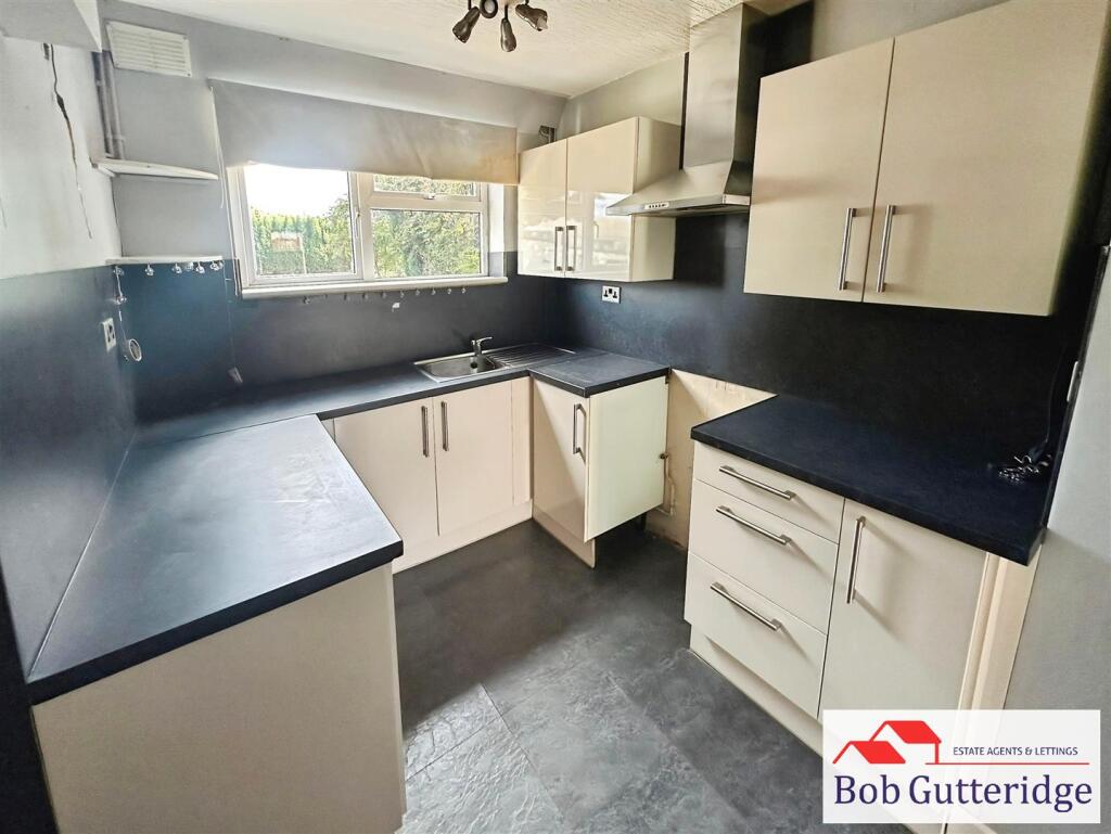 FITTED KITCHEN