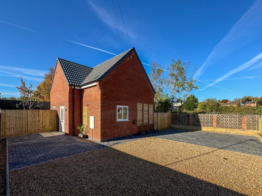 6A Staion Rd Desborough-38.jpg