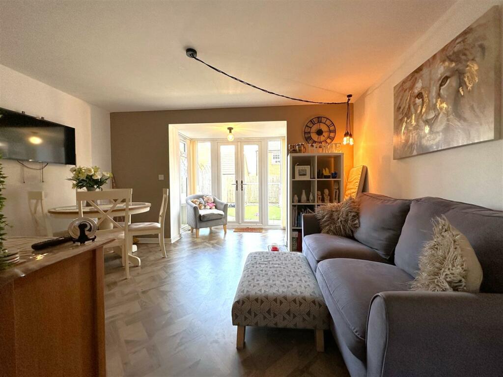 OPEN-PLAN Living/Dining Space 240