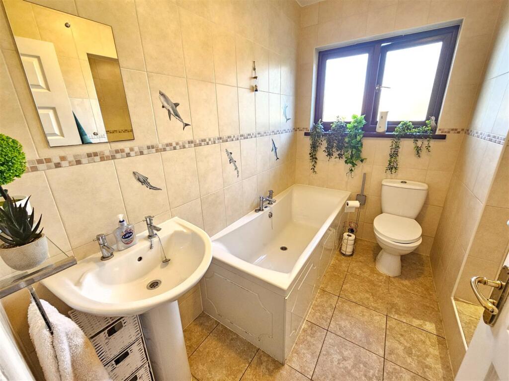 Bathroom 2.jpg