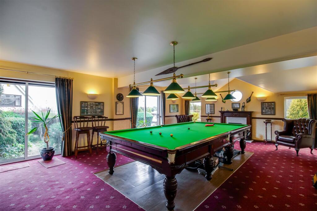 SNOOKER ROOM