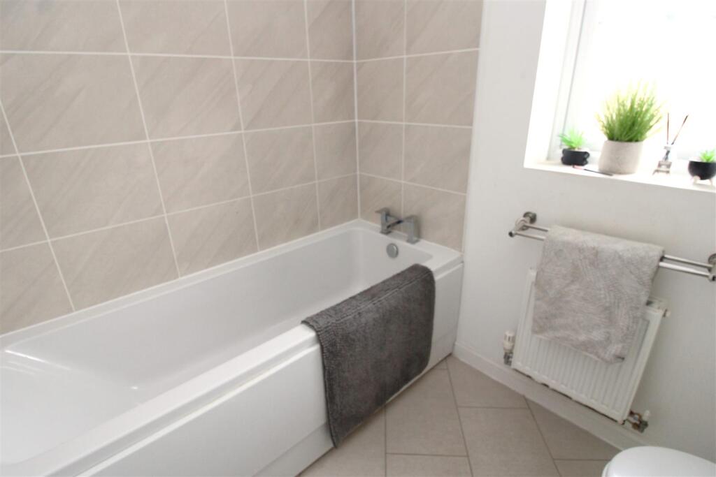 Family bathroom.JPG