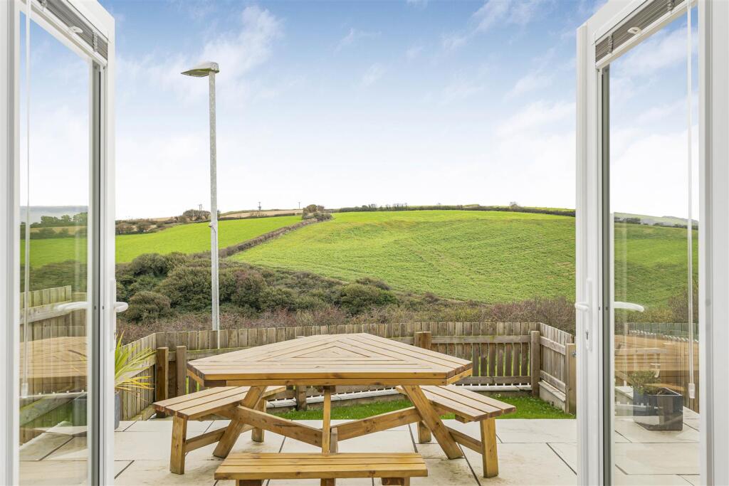 Living Space to Front Garden Views