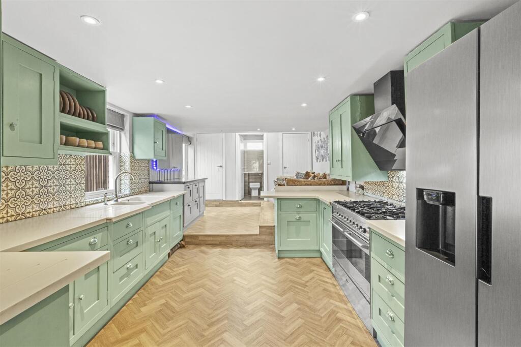 14 Pinions Road, HP13 7AT-11.jpg
