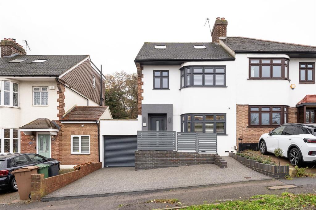 Larkshall Crescent E4