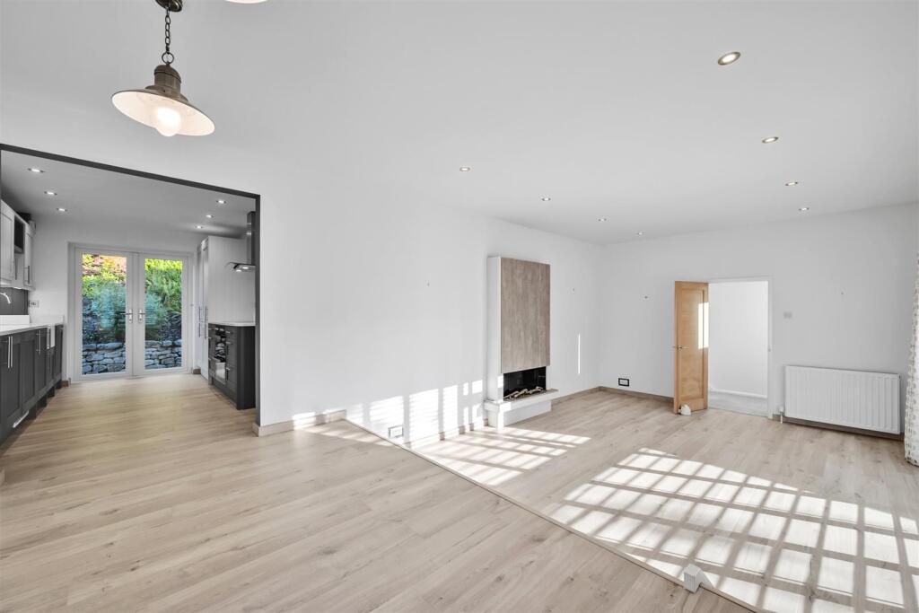 Saxton Mee  14 Castle Mount Crescent 0050.jpg