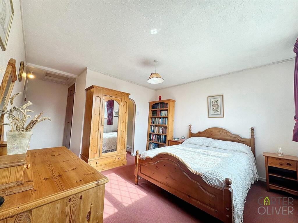 PRINCIPAL BEDROOM (FRONT)