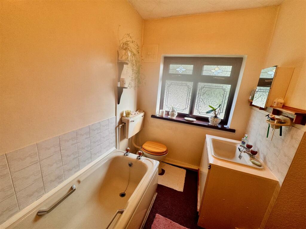 FAMILY BATHROOM