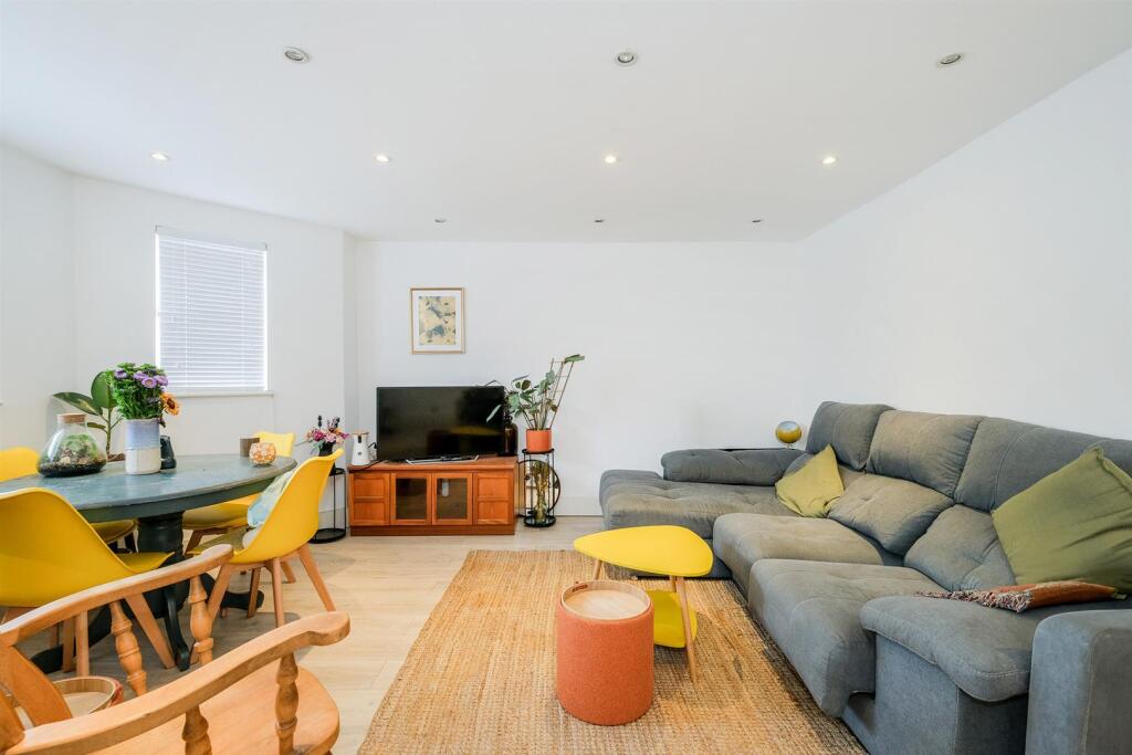 Flat 1, 85 Fairlop Road-2_web.jpg