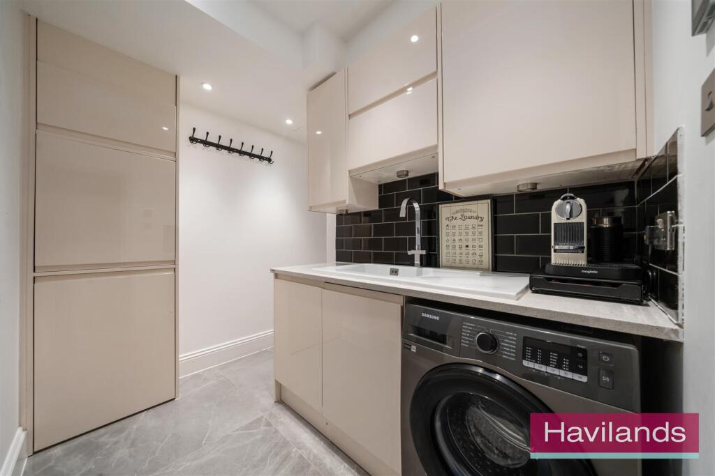 Broadfields Avenue-23.jpg