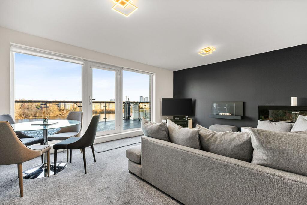 Cardon Square, 3/2 17 Cardon Square, PA4