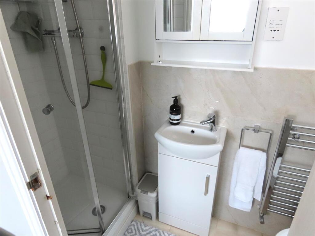 EN-SUITE SHOWER ROOM