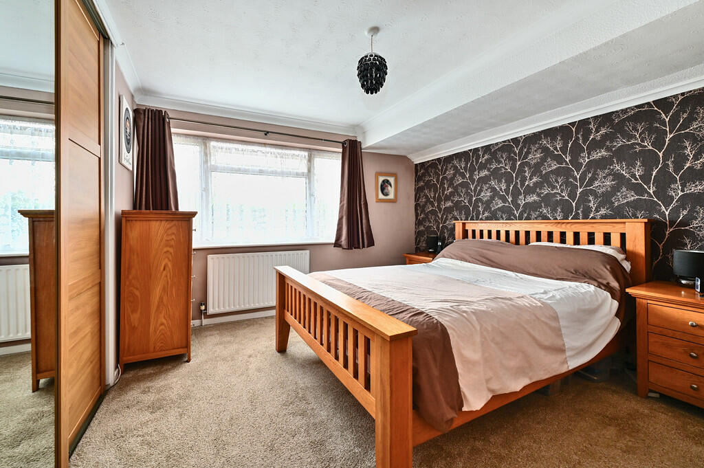 4 Woodville Close...