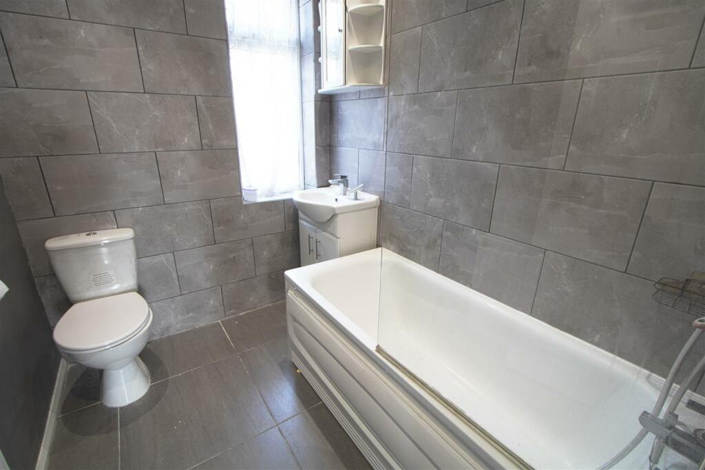 BATHROOM1.jpg