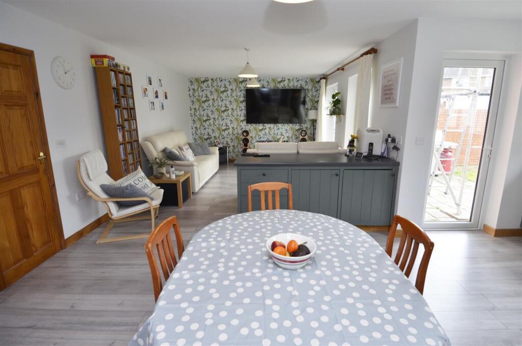 KITCHEN DINER FAMILY ROOM