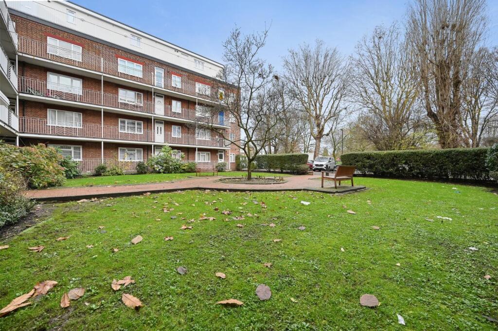 RCREA- 19 rosemont court- communal green 3 (1).jpg