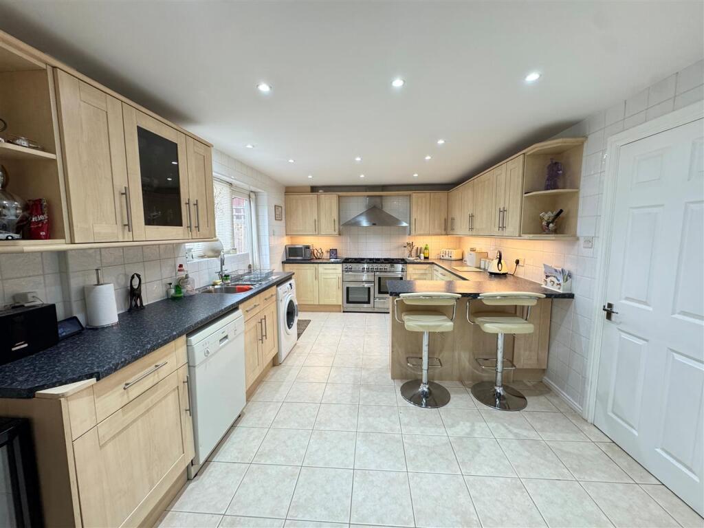 Kitchen 1.jpg