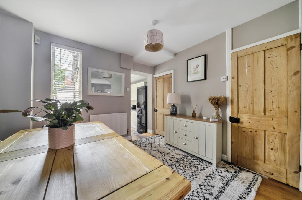 1299025-19-683846...