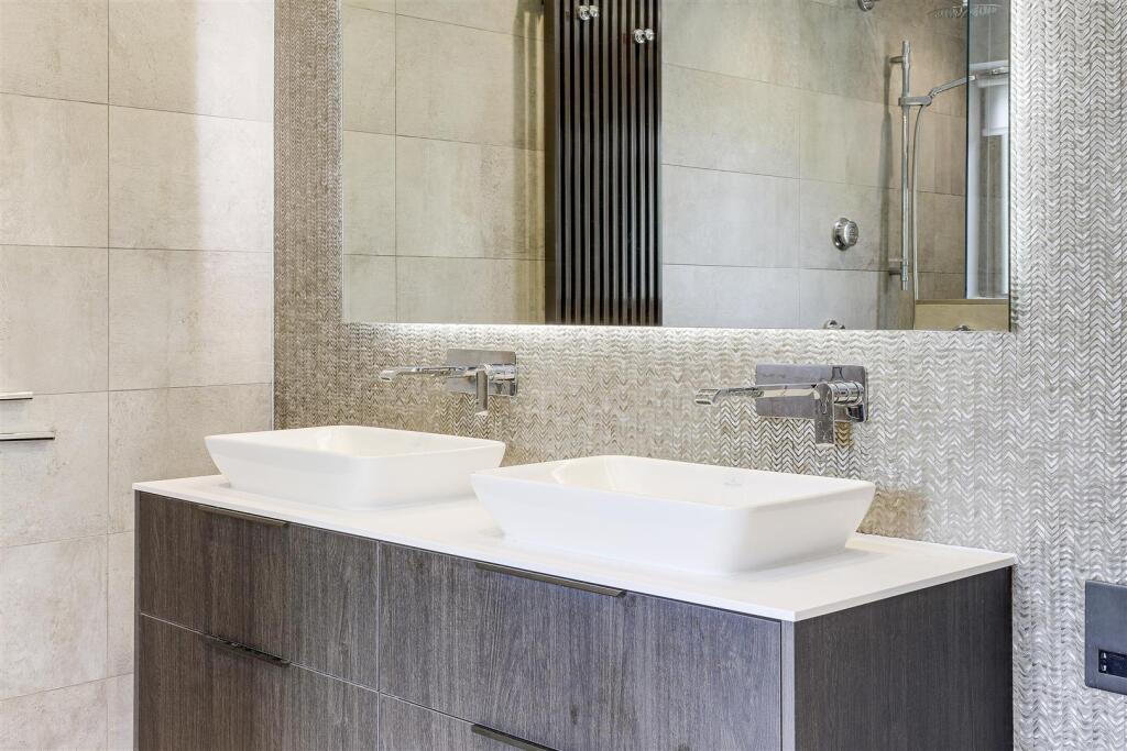 Principle Bedroom En Suite (2).jpg