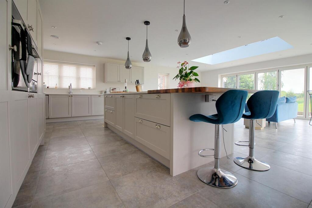 Kitchen 2.jpg