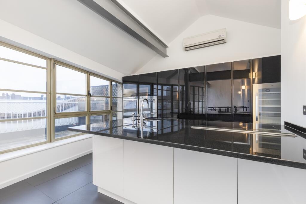 The Circle, Queen...