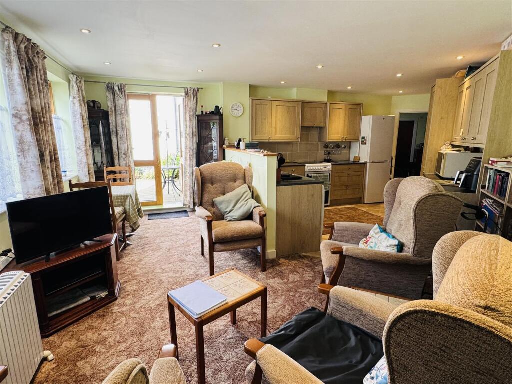 OPEN PLAN LOUNGE/DINER/KITCHEN: