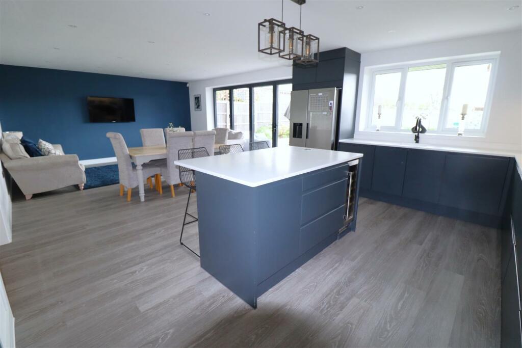 Kitchen Familyroom (2).JPG