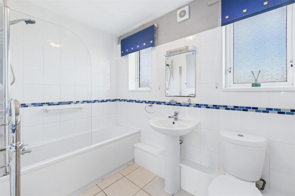 7 Carmython Court Bathroom