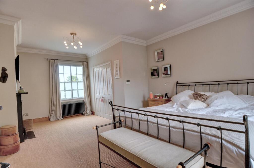 PORTLAND HOUSEmaster bed 1pix.jpg