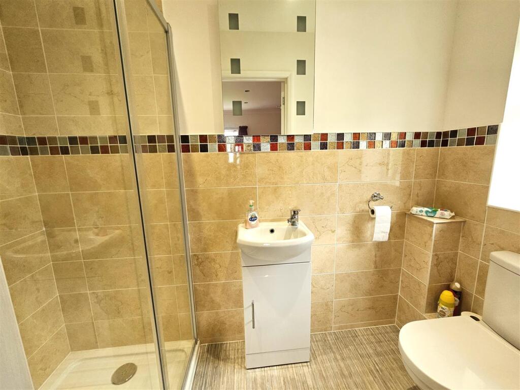 EnSuite to Bed 1.jpg