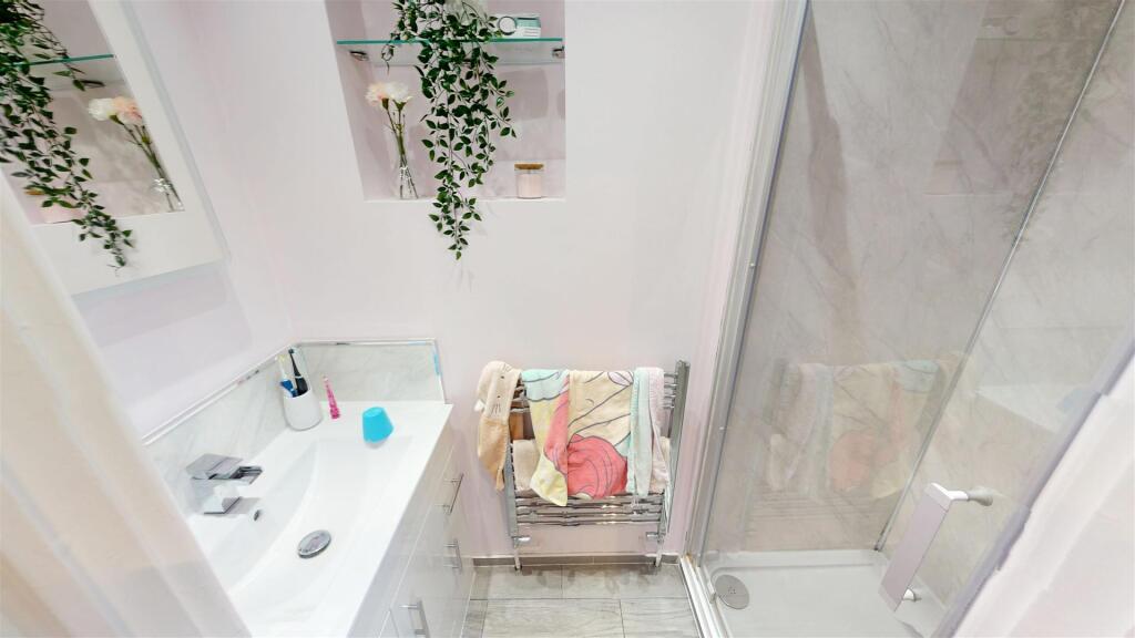 Stretton Avenue En-suite