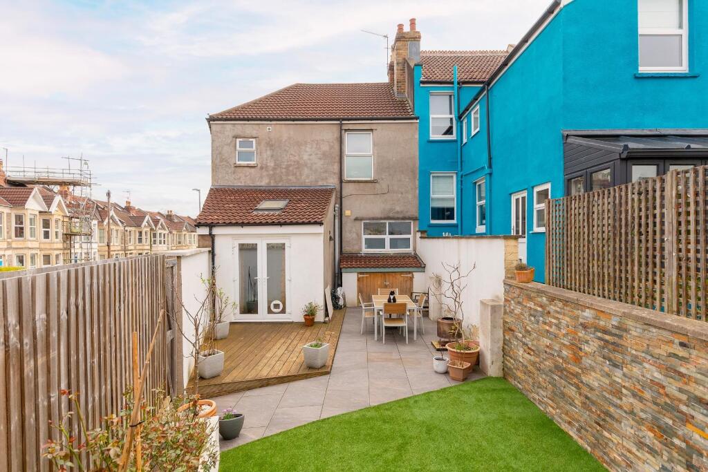 4M1RKE - External G.jpg