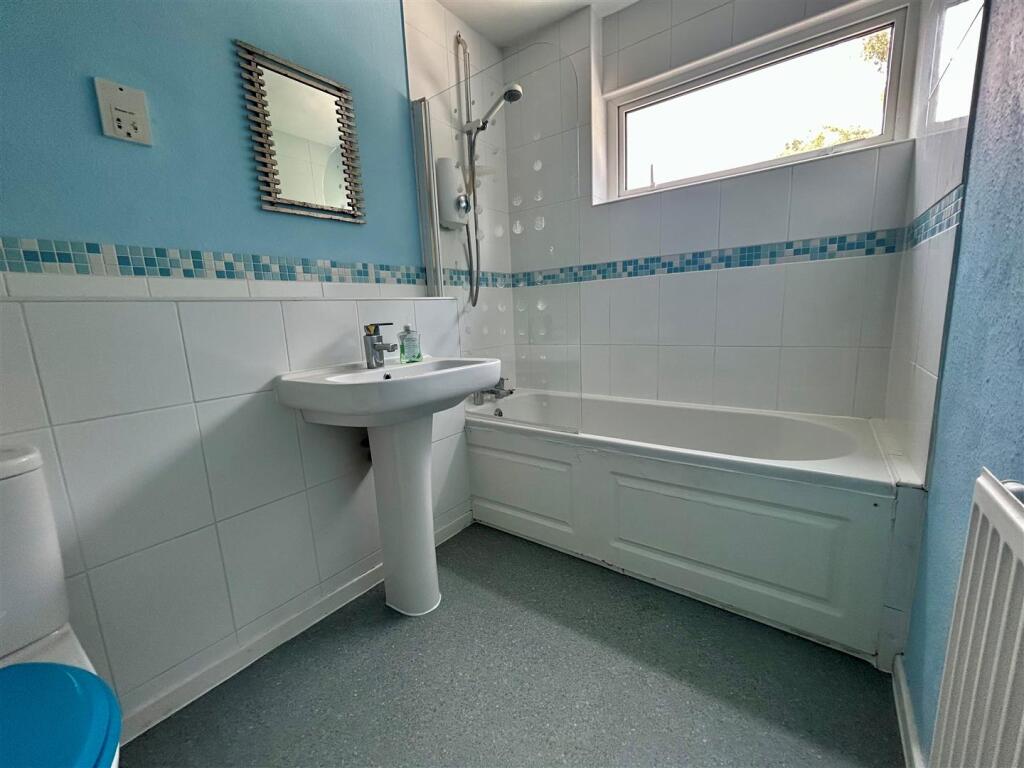 13 Alphington Green bathroom.jpg