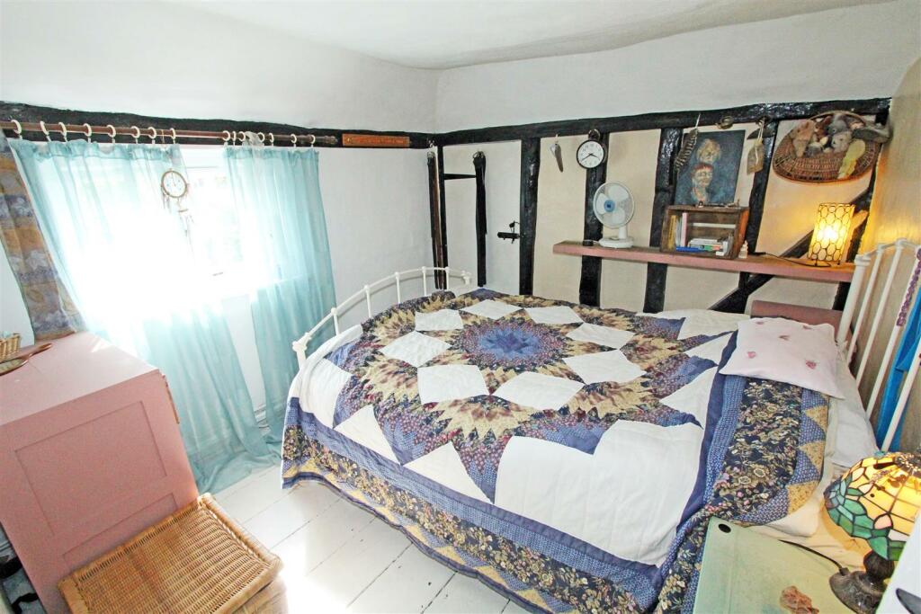 IMG_0435 bed1 window.jpg