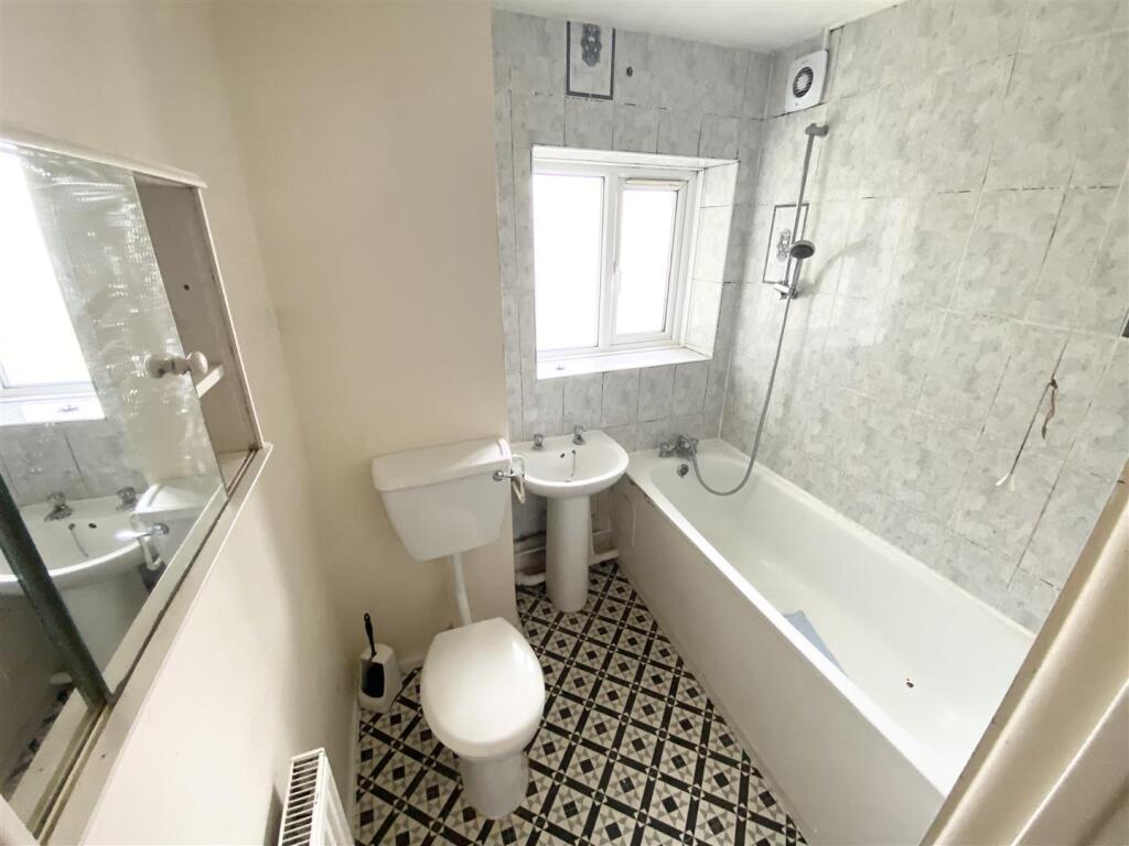 Bathroo.jpg