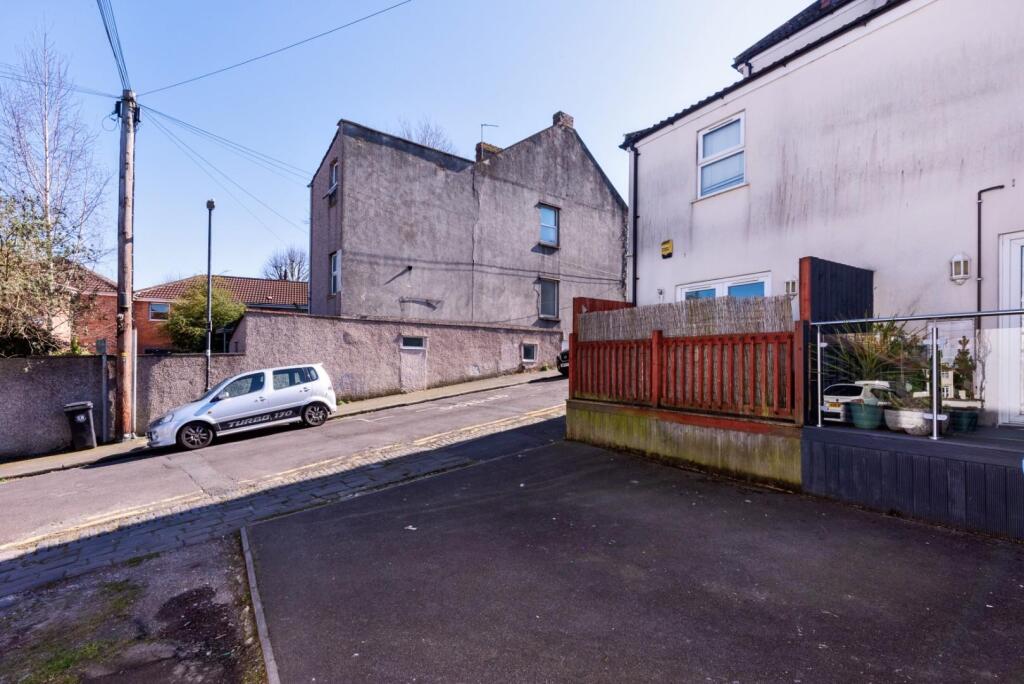 Flat 1, Clouds Hill Court, 69 Clouds Hill Road, Br