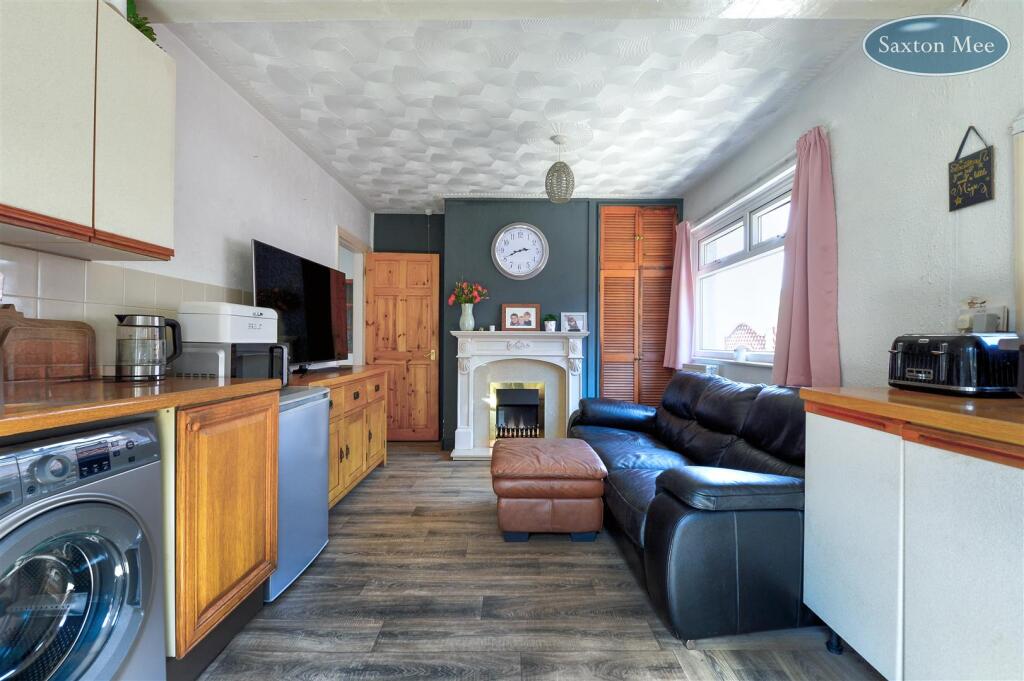 dining room 8635.jpg