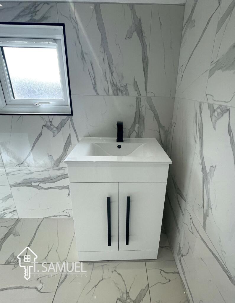 Bathroom 3.JPG