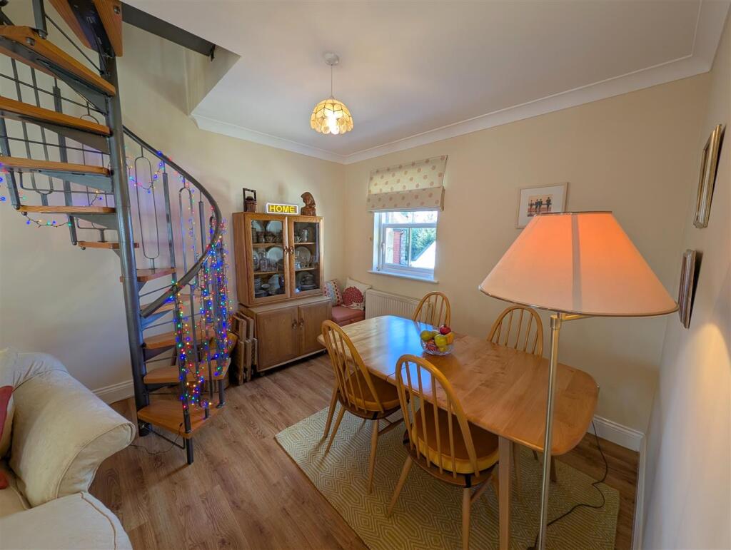LOUNGE/DINING ROOM