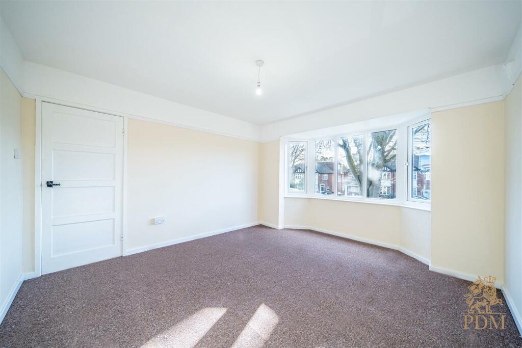 40 Russell Drive Wollaton Nottingham NG8 2BH