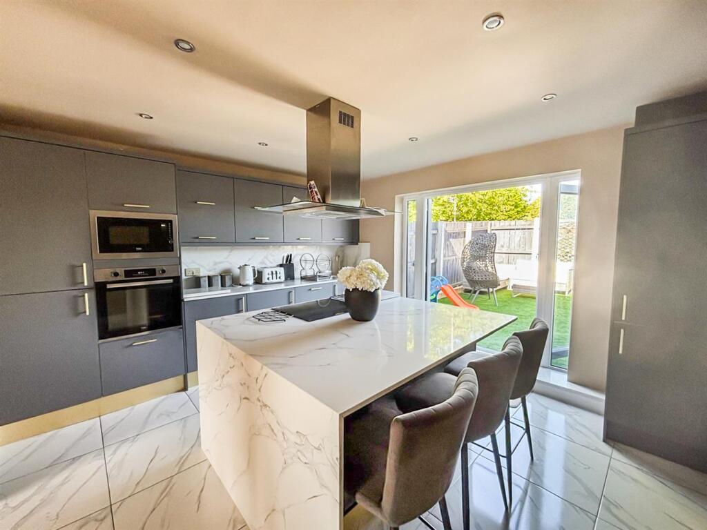 Kitchen 1.jpg