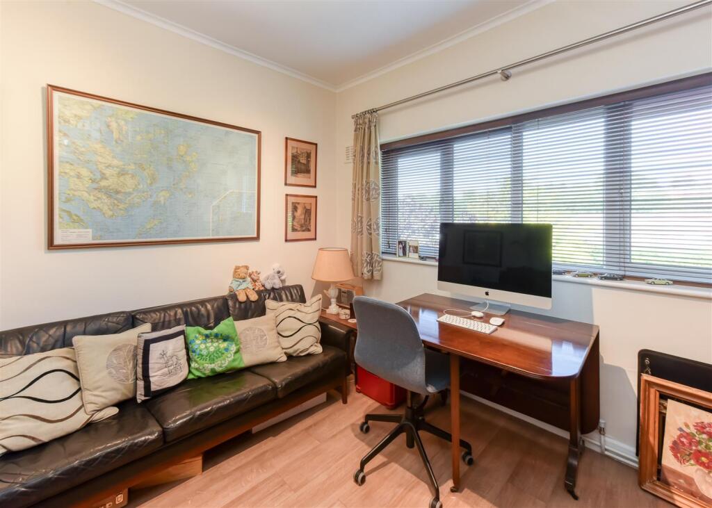 1 Castlecroft Lane-bed5.jpg