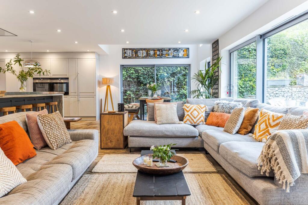 OPEN PLAN KITCHEN &amp; LIVING