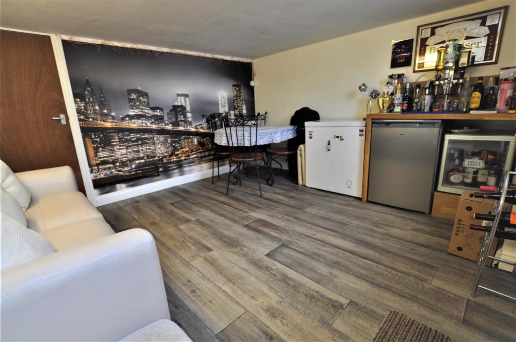 Lounge Area 1.JPG