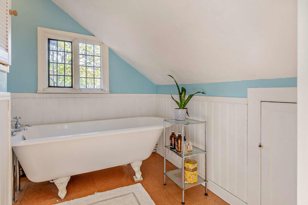 8646346-interior1...