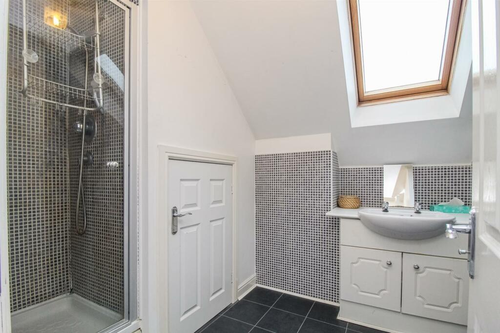 EN SUITE SHOWER ROOM/W.C.