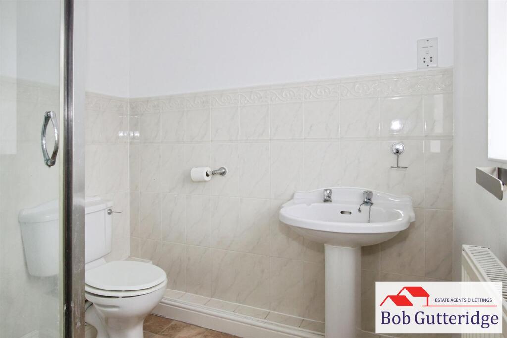 EN-SUITE SHOWER ROOM