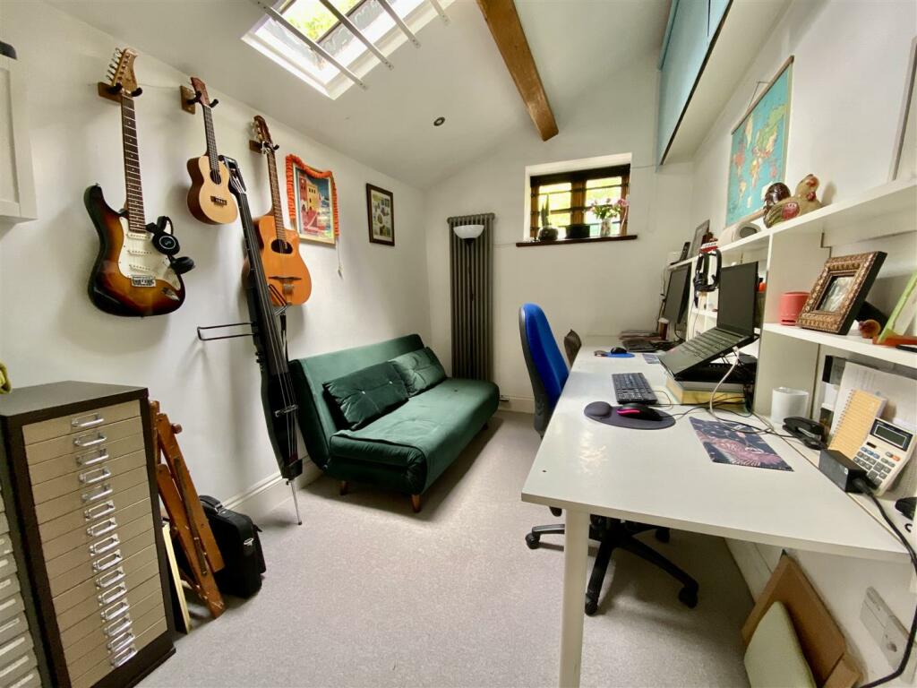 BEDROOM 3/STUDY