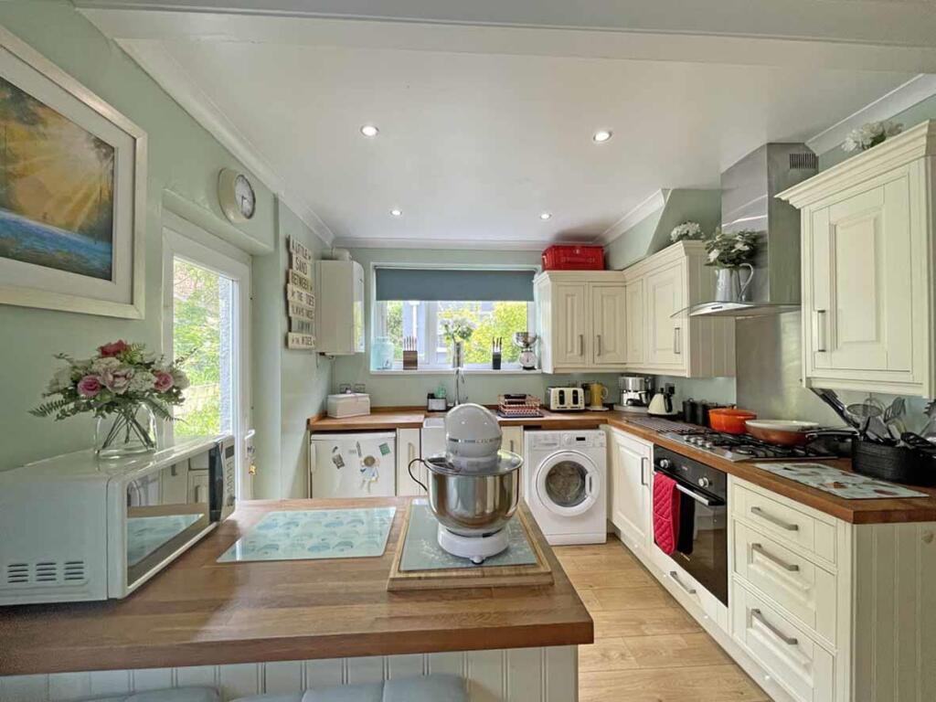 Wycliffe Road 39 - Kitchen 1.jpg