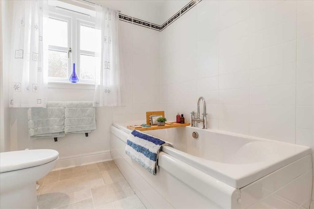 Main Bathroom /